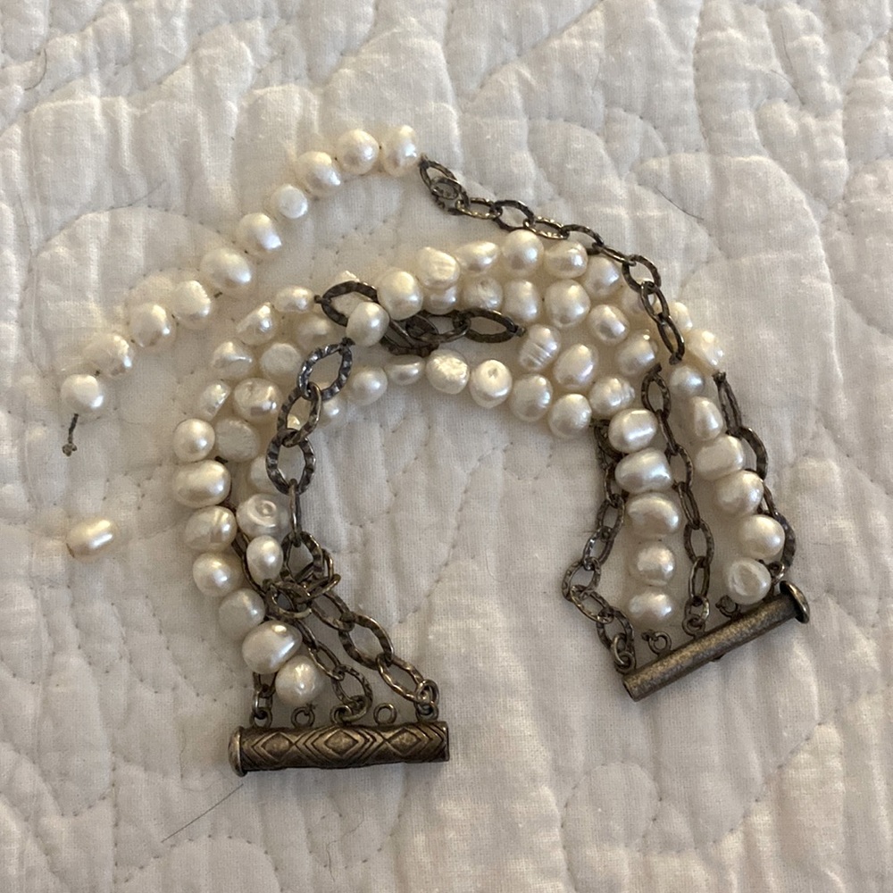 Silpada pearl bracelet in need of minor repair- negotiable due to condition